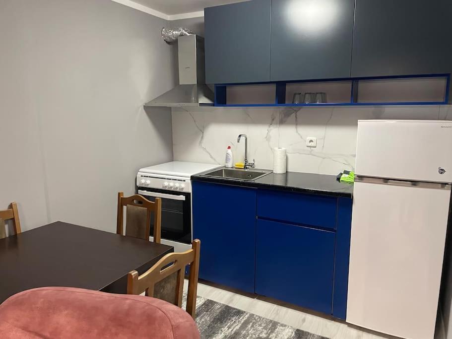 Sunny Prishtina Apartment プリシュティナ エクステリア 写真